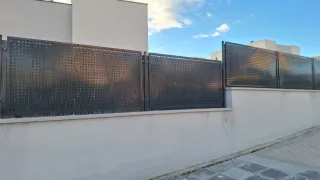 Valla metálica perforada