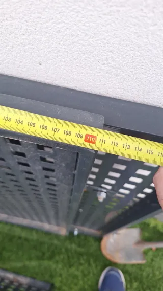 Valla metálica perforada