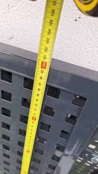 Valla metálica perforada