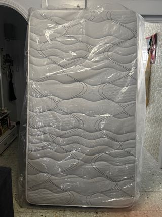 Cama y somier de tela y madera