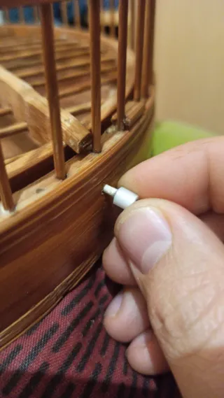 Jaula para canarios hecha de bambú.