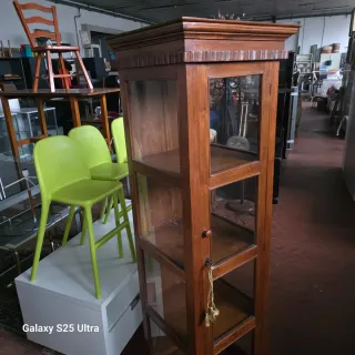 Vetrinetta in noce con ante in vetro