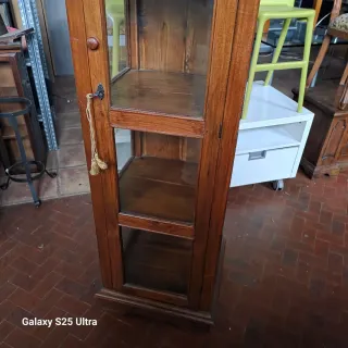 Vetrinetta in noce con ante in vetro