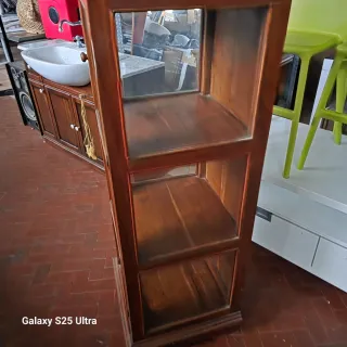 Vetrinetta in noce con ante in vetro