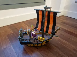 Barco Pirata con Pirata y Cofre