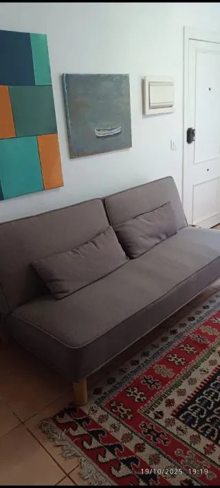 Sofá-cama gris de tela