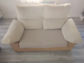 Sofá de tela beige y marrón