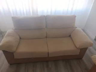 Sofá de tela beige y marrón