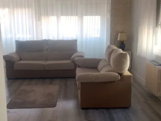 Sofá de tela beige y marrón