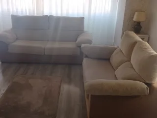 Sofá de tela beige y marrón