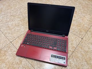 Portátil Acer ES-521-84UV Rojo