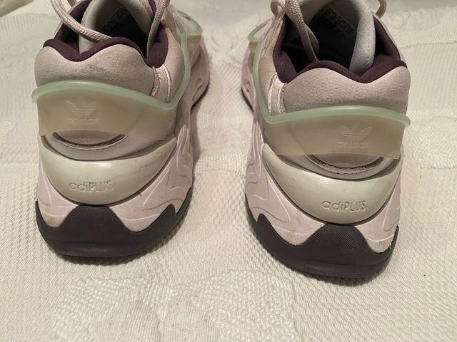 Zapatillas deportivas blancas y moradas