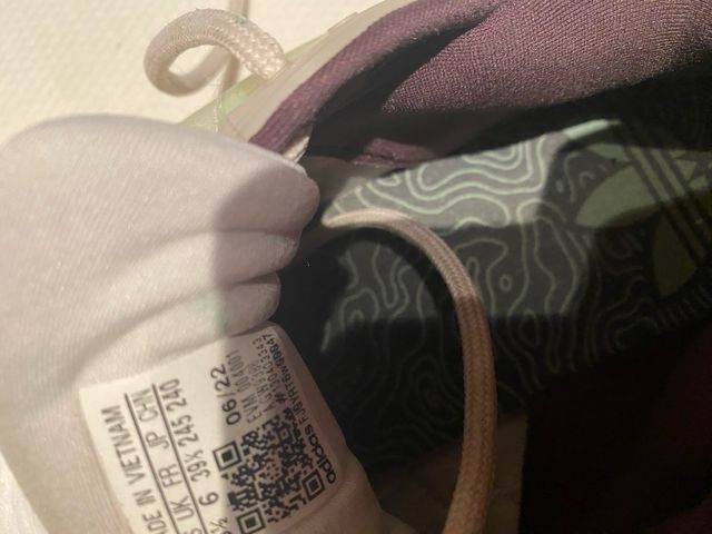 Zapatillas deportivas blancas y moradas