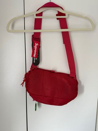 • Riñonera Supreme Roja (StockX)