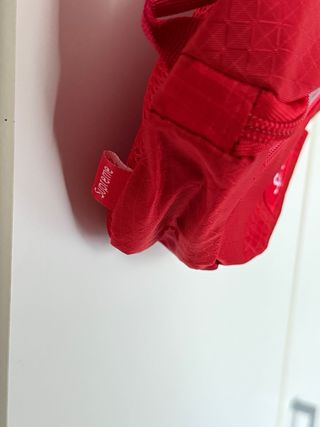 • Riñonera Supreme Roja (StockX)