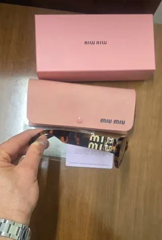 Occhiali da sole Miu Miu neri e oro