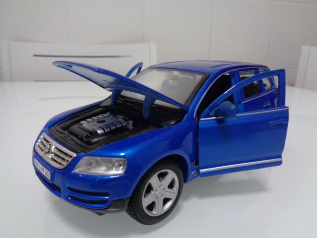 Volkswagen Touareg 1/24 Azul
