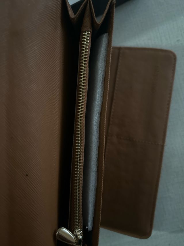 Cartera de cuero marrón con diseño