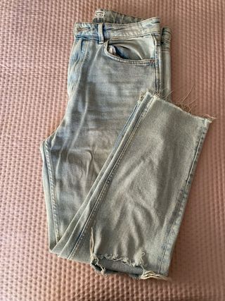 Pantalón vaquero desgastado mom slim