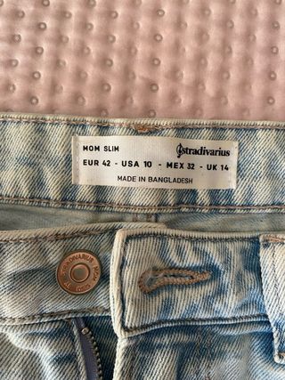 Pantalón vaquero desgastado mom slim