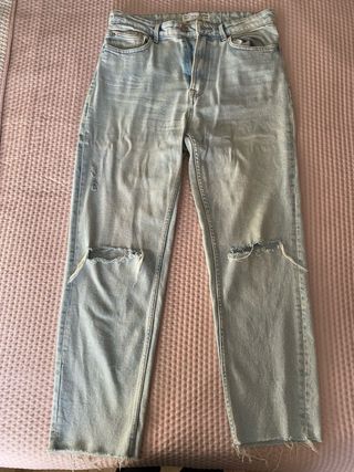Pantalón vaquero desgastado mom slim