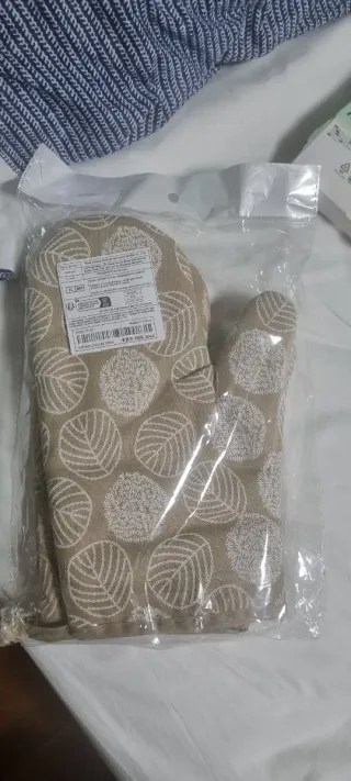 Manoplas de cocina plateadas y rojas