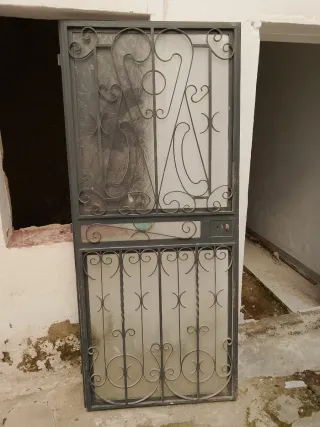 Cancela de hierro forjado con cristal del 1983