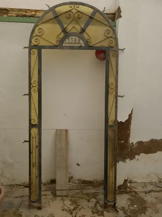 Cancela de hierro forjado con cristal del 1983