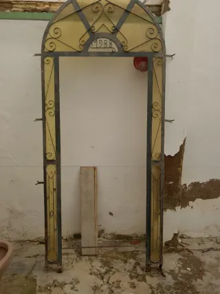 Cancela de hierro forjado con cristal del 1983