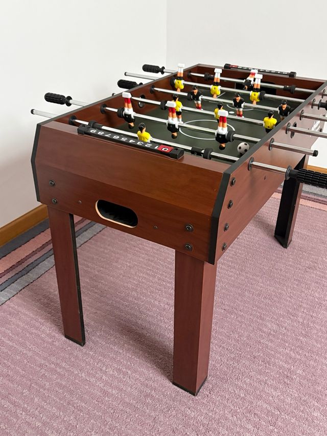 Futbolín de madera con patas