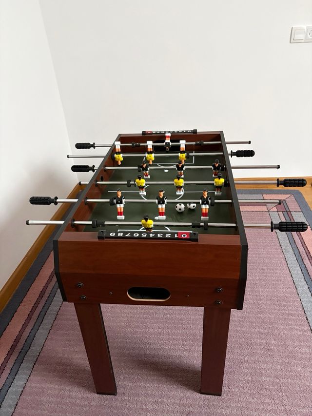 Futbolín de madera con patas