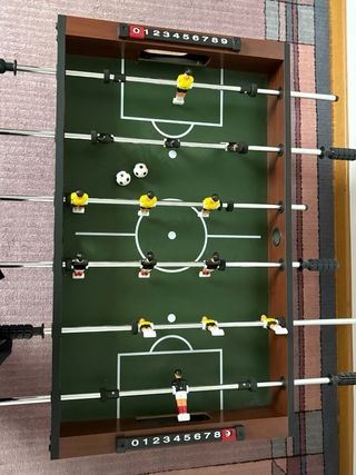 Futbolín de madera con patas