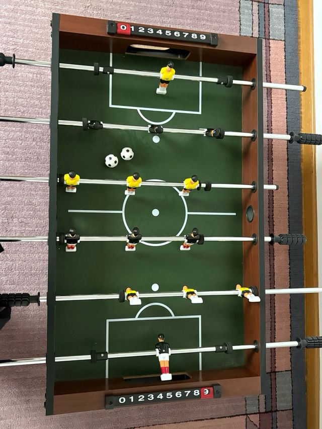 Futbolín de madera con patas