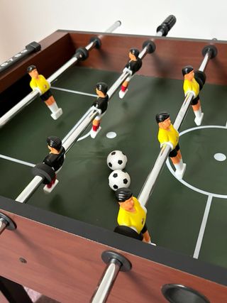 Futbolín de madera con patas