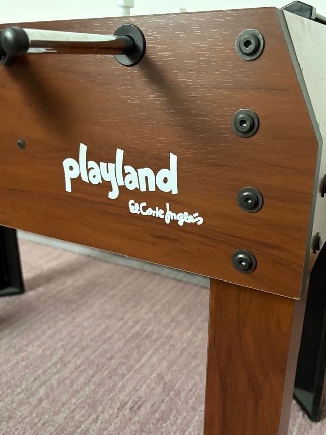 Futbolín de madera con patas