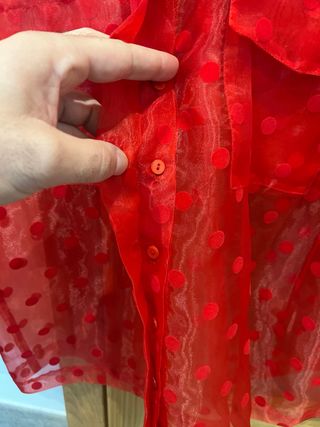 Camisa Uterqüe organza lunares roja T.M