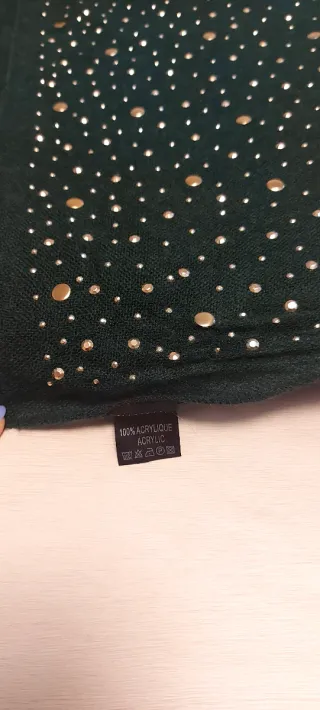 Bufanda verde con detalles dorados