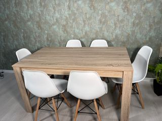 Mesa de madera con 6 sillas blancas