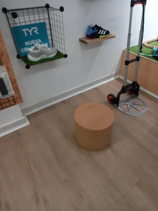 Base in legno per decorazioni in vetrine.