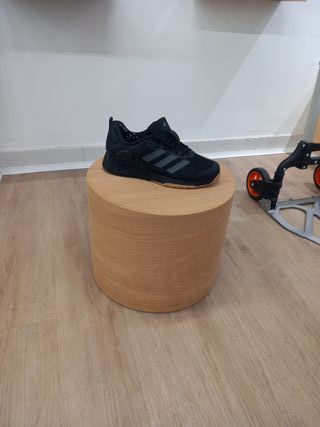 Base in legno per decorazioni in vetrine.