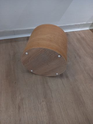 Base in legno per decorazioni in vetrine.