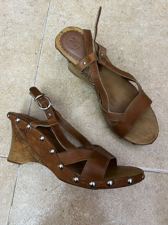 Sandalias cuña madera tachuelas