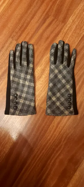 Guantes de cuadros grises y beige