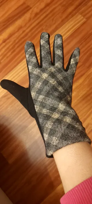 Guantes de cuadros grises y beige