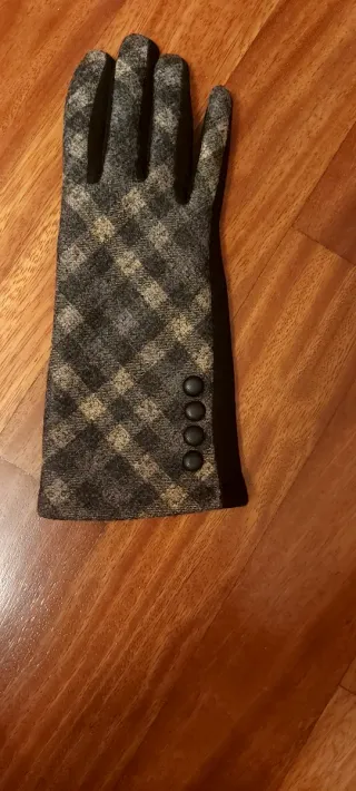 Guantes de cuadros grises y beige