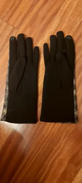 Guantes de cuadros grises y beige