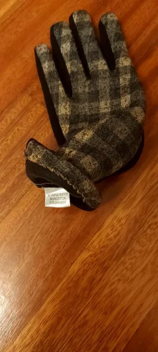 Guantes de cuadros grises y beige