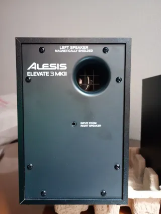 Monitores de estudio Alesis negros