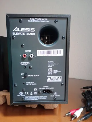Monitores de estudio Alesis negros