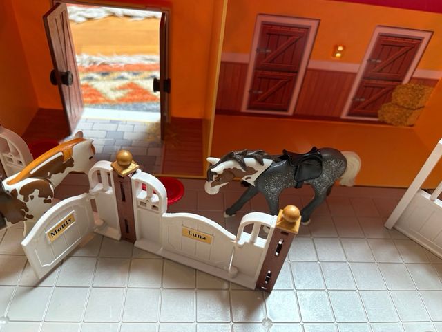 Playmobil establo plegable con figuras y caballos